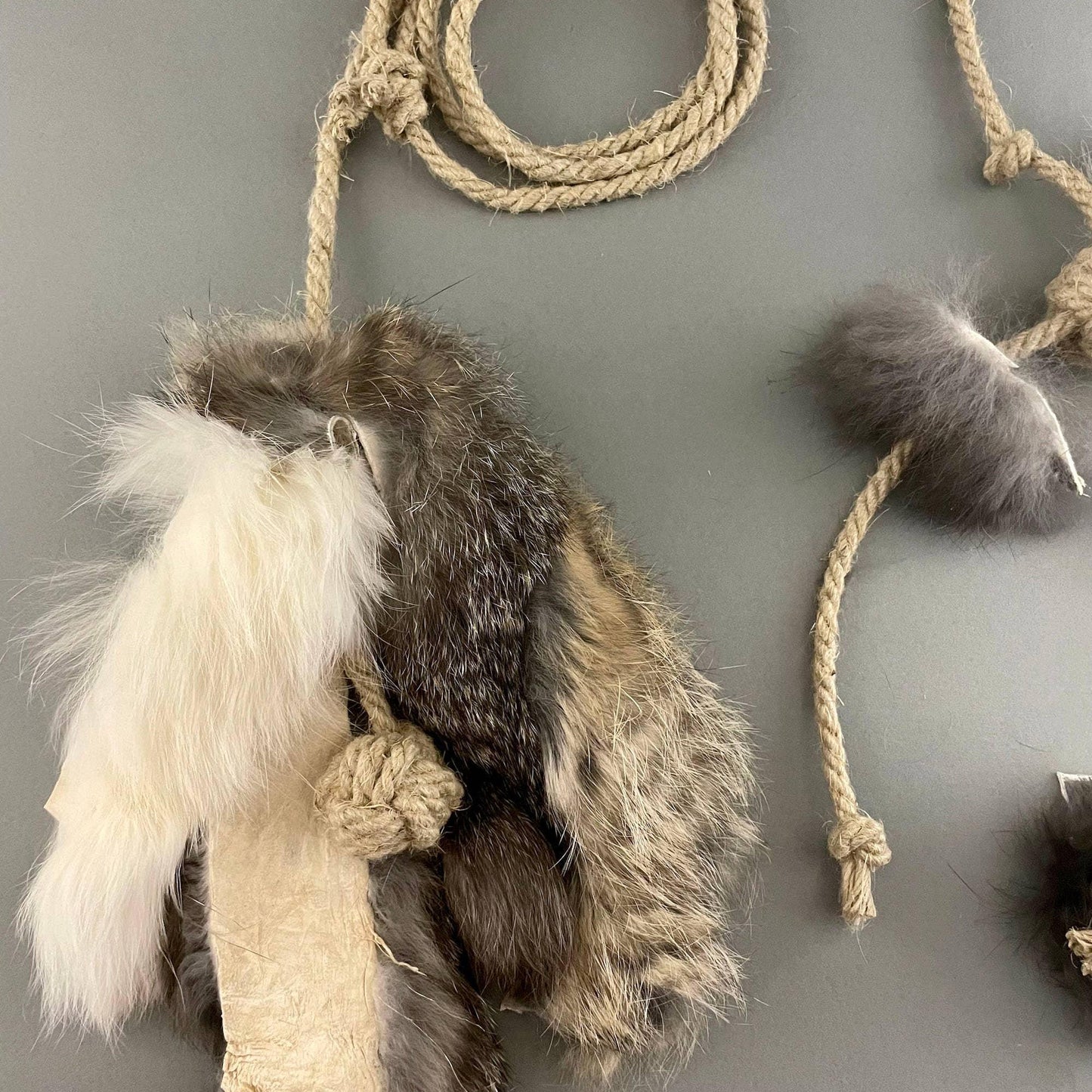 🐱 Jouet en fourrure de lapin avec corde de chanvre - Les p'tits potes