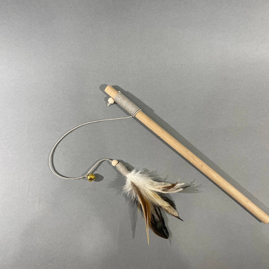 🐱 Canne à pêche pour chats – Plumes & clochette