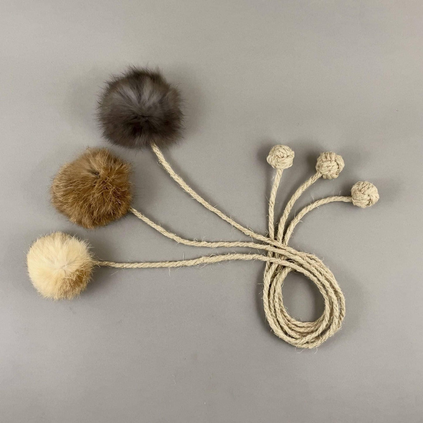 🐱 Jouet en fourrure de lapin avec corde de chanvre - Les p'tits potes