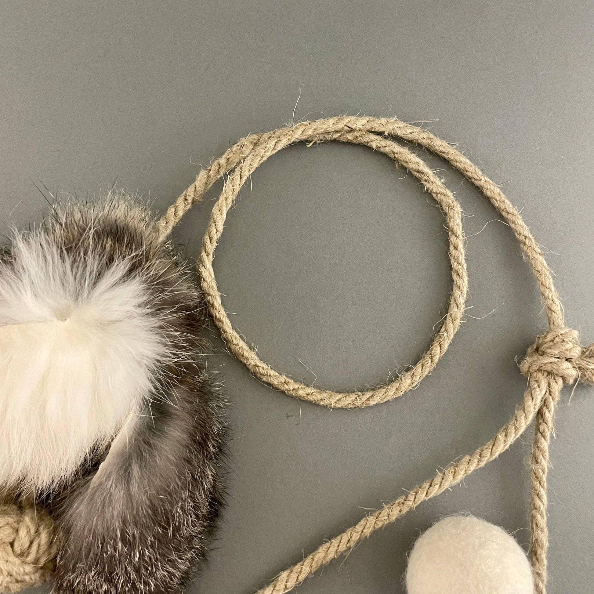 🐱 Jouet en fourrure de lapin avec corde de chanvre - Les p'tits potes
